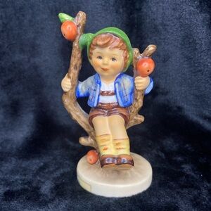 HUMMEL GOEBEL APPLE TREE BOY 142 Herbst 2” wide 4 1/4" Tall Figurine in Box